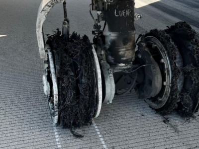 Panico in aereo: scoppiano tutte le gomme del carrello principale destro durante il decollo – Il video