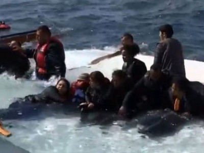 immigrati affondano nella barca