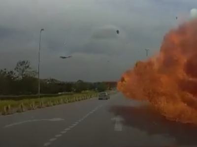 Aereo in volo si schianta improvvisamente in mezzo all'autostrada: il video ripreso da una dashcam