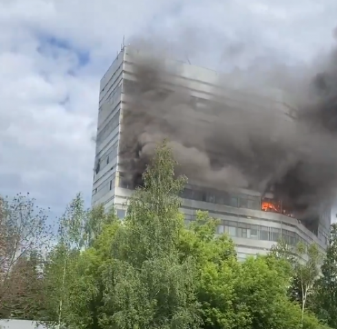 Un edificio sta bruciando a Mosca, almeno otto morti, persone che rompono finestre e si buttano giù – Il video