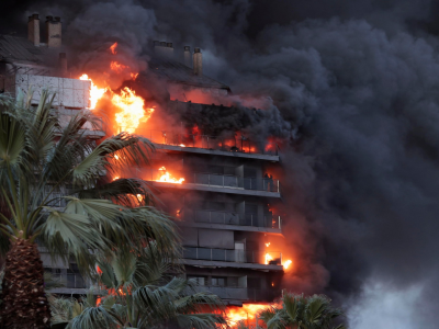 Spagna, il video impressionante di un incendio che distrugge un edificio di 14 piani a Valencia