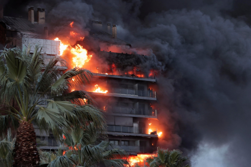 Spagna, il video impressionante di un incendio che distrugge un edificio di 14 piani a Valencia