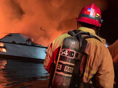 California, 34 morti nell'incendio a bordo di una nave per immersioni subacquee al largo di Los Angeles. 