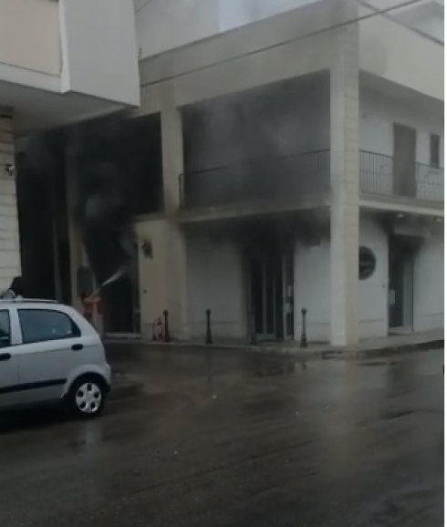 Incendio in via Roma a Galatina, a fuoco una rosticceria - VIDEO