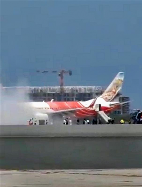 Volo Air India prende fuoco a Muscat, tutti i 141 evacuati - Video