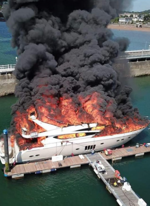 Un superyacht da 6 milioni di sterline affonda nel porto dopo aver preso fuoco a Torquay nel Regno Unito