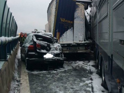 Danni in autostrada. La società autostradale risarcisce i danni cagionati dalla lastra di ghiaccio: causa esclusiva la formazione sull’asfalto