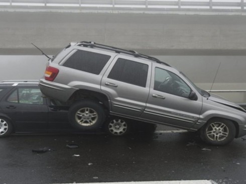 incidente auto sotto auto 