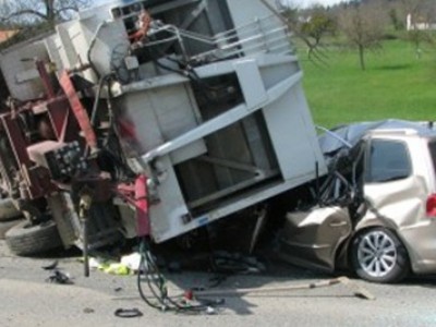 incidente stradale camion schiaccia auto