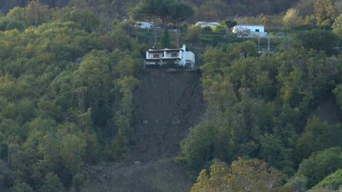 La Cassazione: va abbattuto l’immobile abusivo a Ischia nonostante il condono del decreto Genova