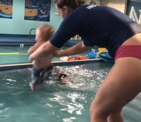 Minacciata di morte per aver pubblicato video su TikTok di un bambino gettato in piscina.