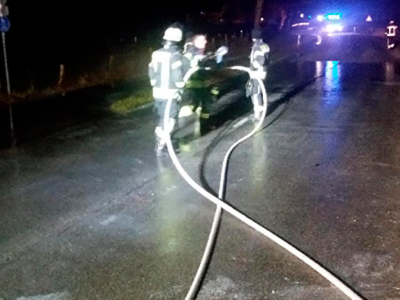 A Rüthe (Nord Reno-Westfalia) ignoti sabotano una cisterna del latte, 15.000 litri ne finiscono in strada e la rendono un'insolita "pista di pattinaggio"