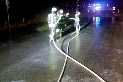 A Rüthe (Nord Reno-Westfalia) ignoti sabotano una cisterna del latte, 15.000 litri ne finiscono in strada e la rendono un'insolita "pista di pattinaggio"