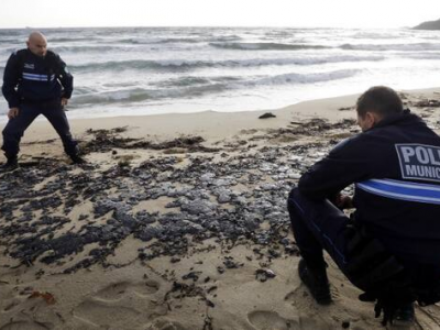 Ambiente, spiagge del Mediterraneo della Costa Azzurra evacuate dai vigili del fuoco a causa di una fuoriuscita di petrolio in mare