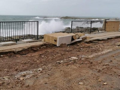 Maltempo, mareggiata invade il lungomare di Santa Caterina riversando detriti – VIDEO