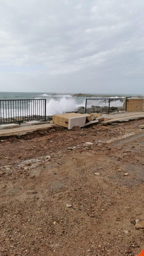 Maltempo, mareggiata invade il lungomare di Santa Caterina riversando detriti – VIDEO