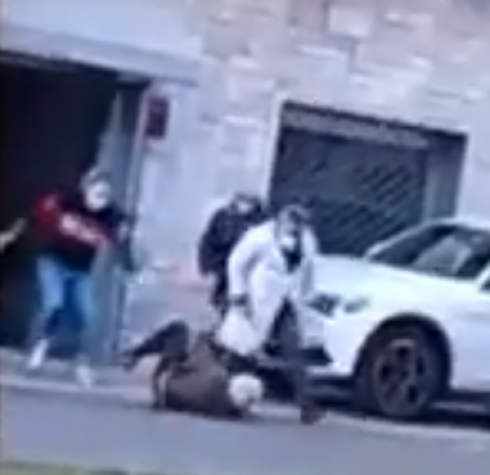 Un medico di base aggredisce un anziano - VIDEO