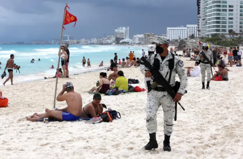 Messico, i narcotrafficanti seminano il panico sulle spiagge messicane.