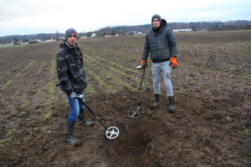 In cerca di un tesoro col metal detector trovano una bomba d'aereo della Seconda Guerra