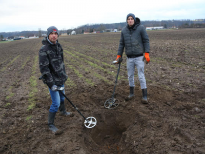 In cerca di un tesoro col metal detector trovano una bomba d'aereo della Seconda Guerra