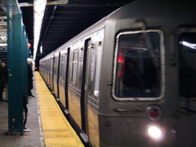 Donna investita da un treno dopo essere stata spinta dal fidanzato sui binari della metropolitana di Manhattan