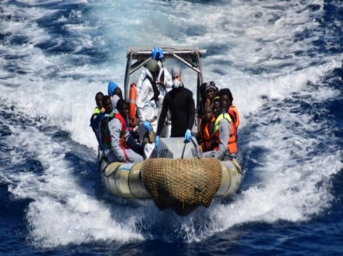 migranti su gommone