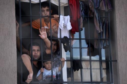 migranti in centro di accoglienza