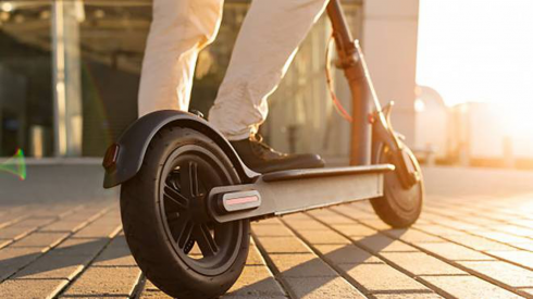 Micromobilità, beccato in strada a 100KM all’ora con un monopattino truccato.