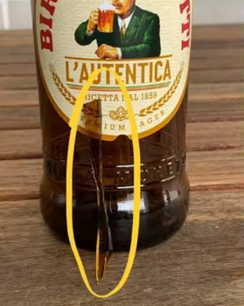 Il cliente trova nella sua birra un pezzo di vetro affilato come un rasoio