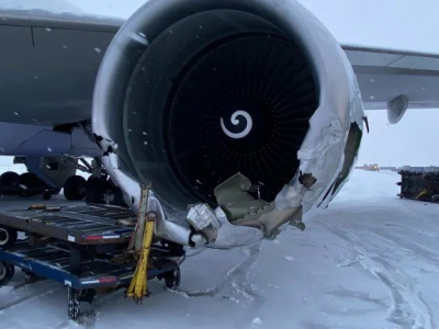 Aereo cargo della China Airlines urta con il motore una serie di carrelli portabagagli - VIDEO