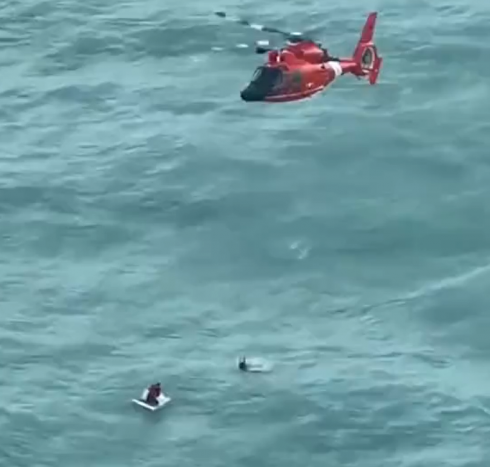 Naufrago trovato in acqua dai soccorritori della Guardia Costiera aggrappato a un frigorifero. Il video