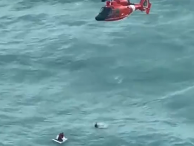 Naufrago trovato in acqua dai soccorritori della Guardia Costiera aggrappato a un frigorifero. Il video