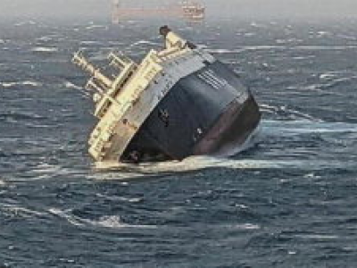 Una nave carica di auto affonda nel Golfo Persico. IL VIDEO