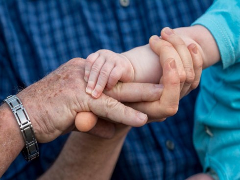 I nonni devono pagare il mantenimento ai nipoti se il genitore non versa l’assegno