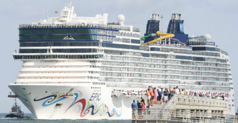 Viaggiare sicuri. Un uomo cade in mare dalla nave da crociera Norwegian Epic