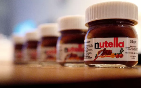 La “Nutella” riduce le dimensioni dei suoi barattoli, ma mantiene lo stesso prezzo. 