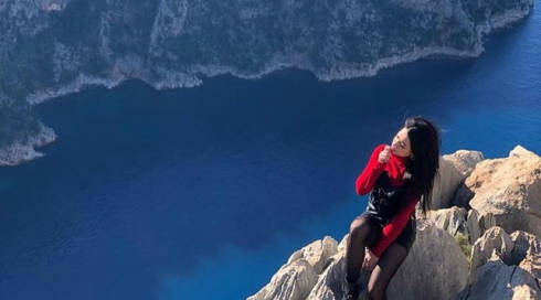 Selfie da "brivido" per celebrare la fine del lockdown con una foto sulla scogliera: donna cade e muore. 