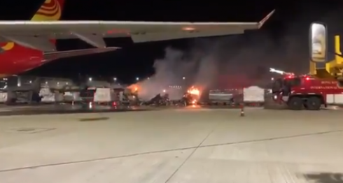 Pallet contenenti smartphone prendono fuoco all'aeroporto di Hong Kong - VIDEO