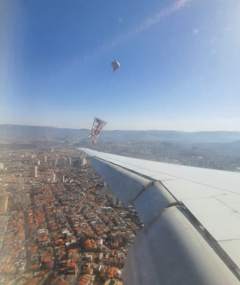 Boeing 777 della Qatar Airways evita il pallone durante l'avvicinamento finale all'aeroporto di San Paolo in Brasile