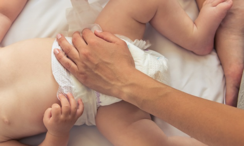 Mamma trova un ago dentro pannolino Pampers che suo figlio indossava