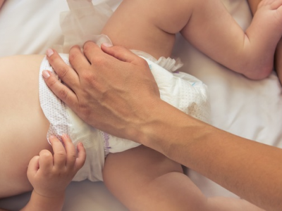 Mamma trova un ago dentro pannolino Pampers che suo figlio indossava