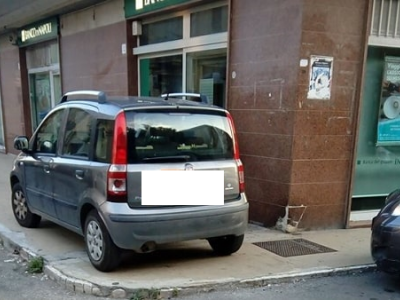 Parcheggio incivile: è reato bloccare un’altra auto. 