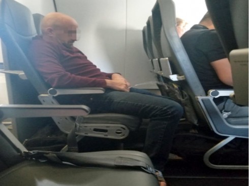 Usa, fa pipì in pubblico in aereo, arrestato