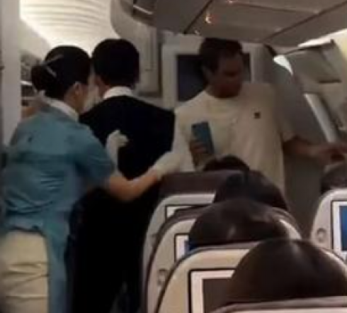 Passeggero aereo coreano cerca di aprire un'uscita di emergenza durante il volo – Il video 