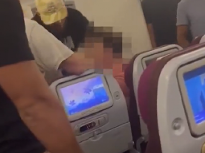 Volo da Bangkok a Londra, passeggero molesto e violento aggredisce a pugni assistente di volo: legato dai viaggiatori. Il video