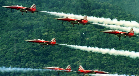 Uno show aereo non previsto: la pattuglia acrobatica dell’aviazione militare svizzera omologa alla nostre “Frecce Tricolori” sbaglia festa