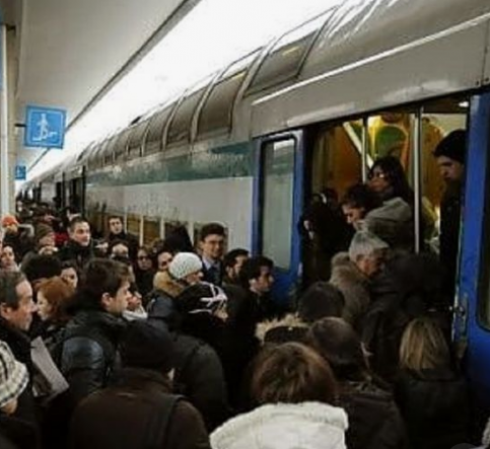 Cassazione: niente risarcimento al pendolare perché il treno sempre affollato e in ritardo è «tollerabile». 