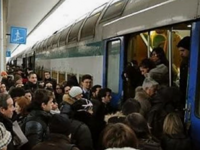 Cassazione: niente risarcimento al pendolare perché il treno sempre affollato e in ritardo è «tollerabile». 