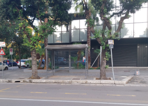 La fermata dell’autobus in viale Otranto senza panchina