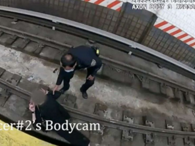 La polizia salva la donna caduta sui binari della metropolitana di New York – IL VIDEO